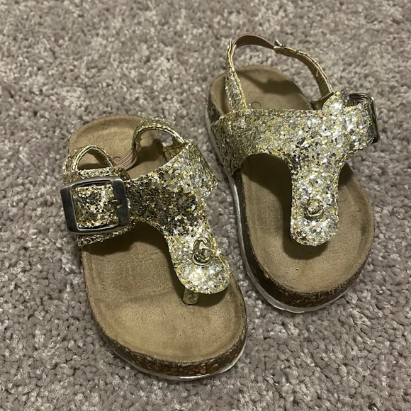 Gold/Glitter Size 5 toddler girls sandals - Picture 1 of 1